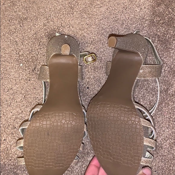 DSW Gold Sparkle Heel - Picture 3 of 3